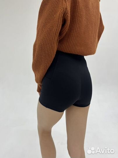 Спортивные короткие шорты