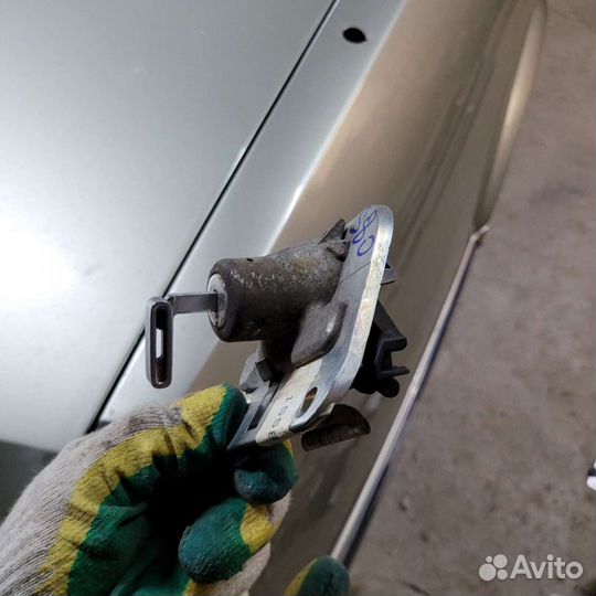 Замок багажника с ключем на вольво s80 2007г