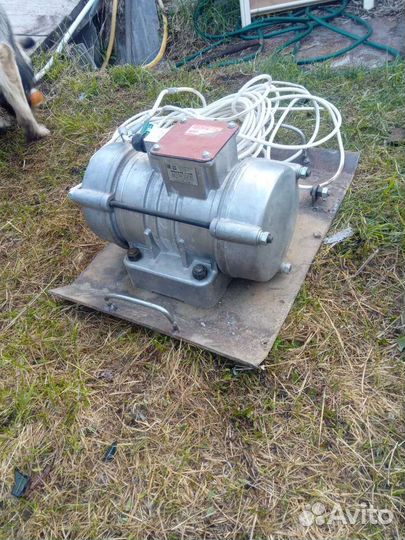 Вибратор трехфазный