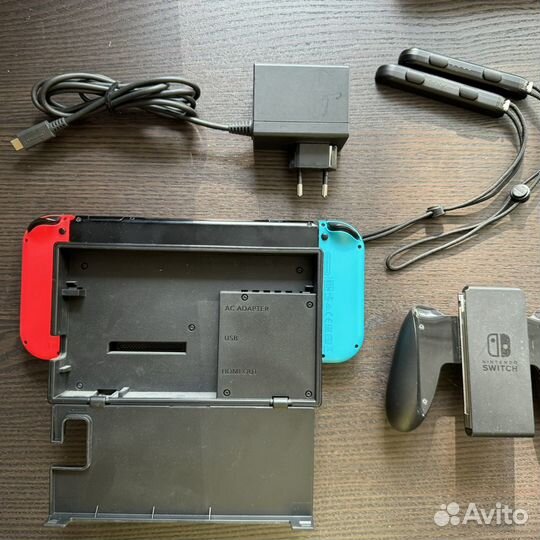 Nintendo Switch (HAC-001) с чехлом