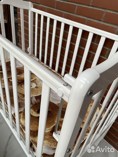 Детская кроватка с универсальным маятником