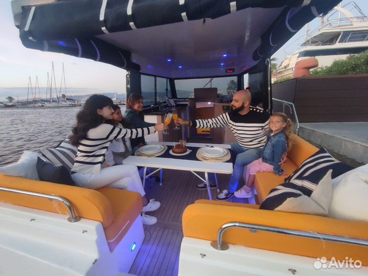 Моторная пластиковая яхта с Флайбриджем