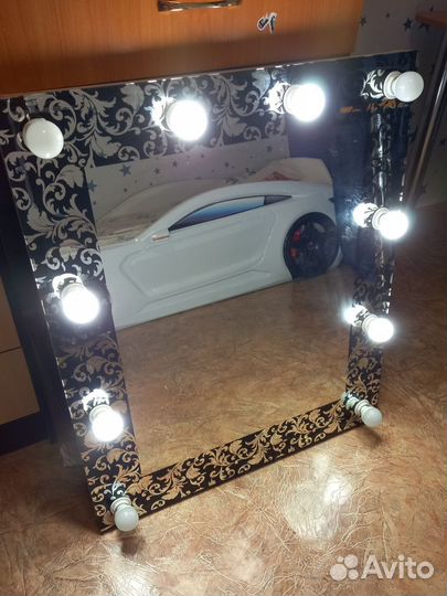 Гримерное зеркало с лампочками