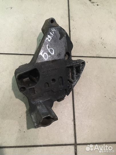 Кронштейн двигателя передний VW Passat B6