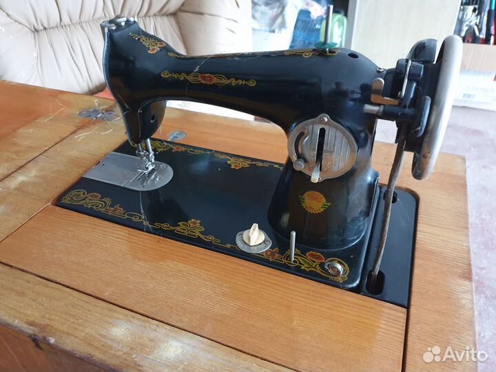 Продам Швейную Машинку 2М.3 с ножным приводом