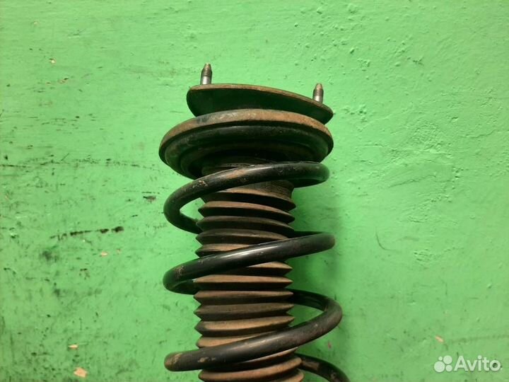 Стойка амортизатора передняя левая Suzuki Grand V