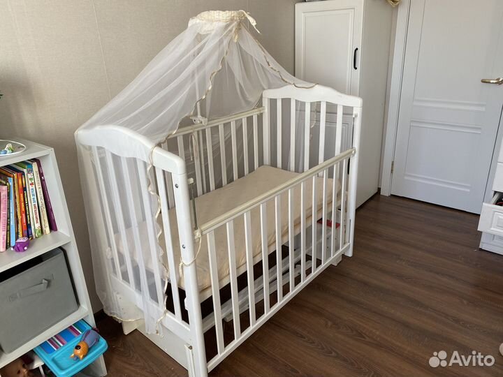 Детская кроватка с маятником,балдахином,матрасом