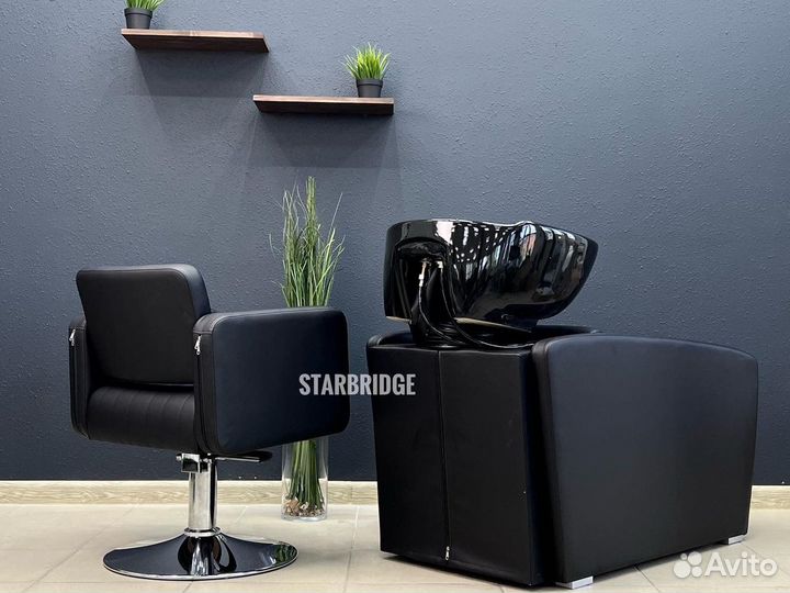 Парикмахерская мойка и паркимахерское кресло
