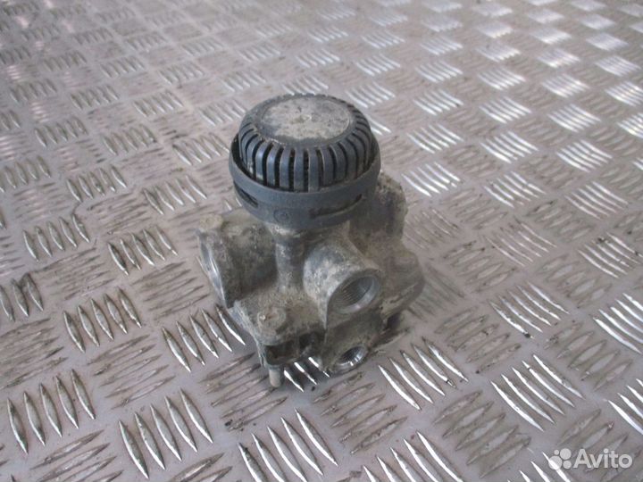 Ускорительный клапан Mercedes-Benz A0064290044