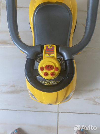 Машинка каталка с родительской ручкой