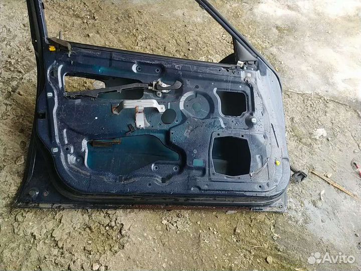Передняя левая дверь Mitsubishi Carisma
