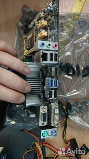 Материнская плата с процессором и памятью