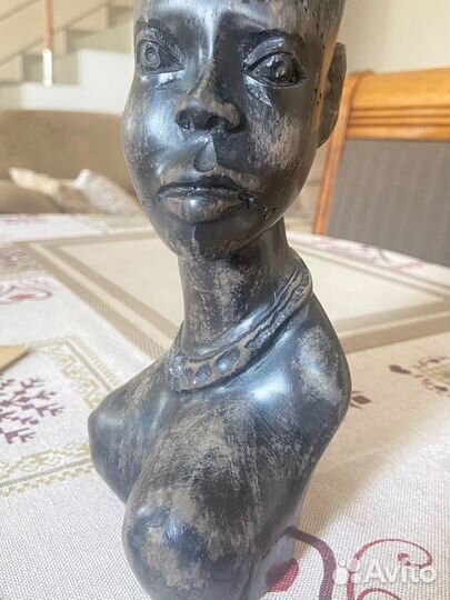 Статуэтка - бюст девушки из черного дерева