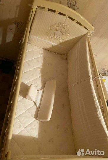 Детская кроватка с маятником