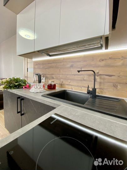 Угловая кухня под потолок на заказ в Челябинске