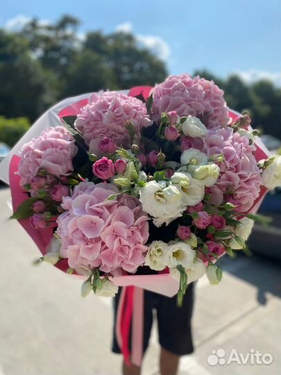 Гортензии огромные с кустовыми розамы эустомой