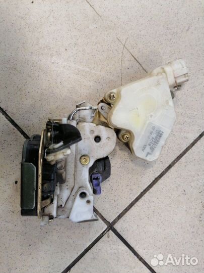 Замок дверной задний левый Nissan Almera Classic