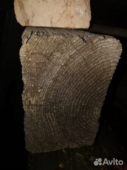 Бетонные столбы, перемычки, доска, брус