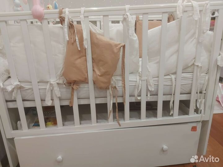 Детская кроватка с маятником и ящиком