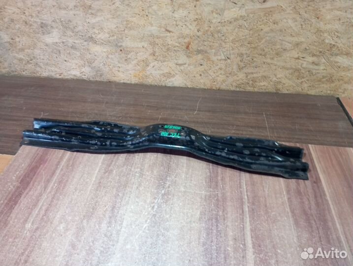 Балка запаски Toyota land cruiser 100 05г