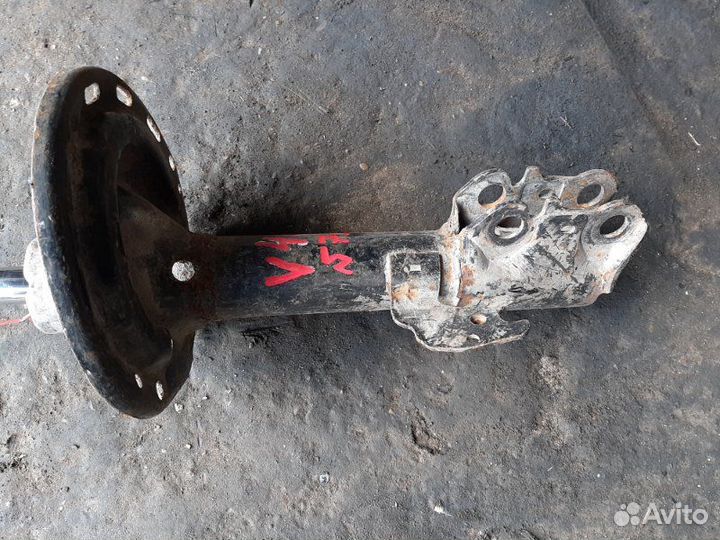 Амортизатор передний Toyota Camry V-40