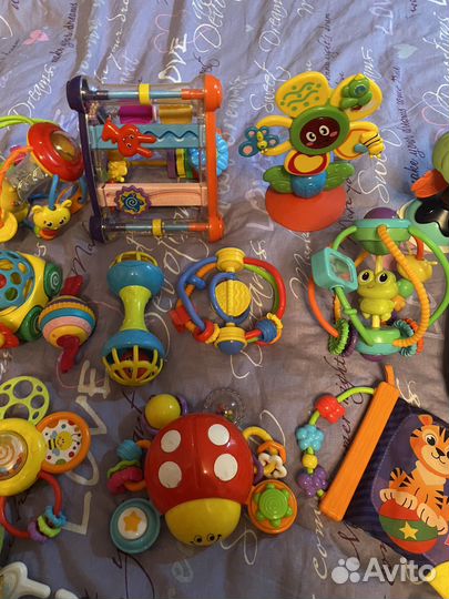 Развивающие игрушки для малышей пакетом
