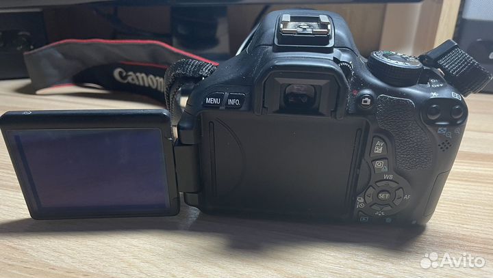 Зеркальный фотоаппарат Canon EOS 600D