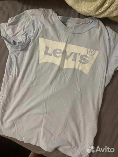 Коробка с одеждой и мелочами