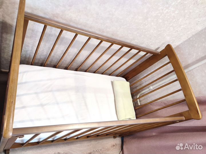 Детская кроватка с маятником