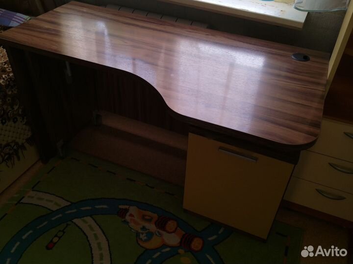 Угловой письменный стол для двоих