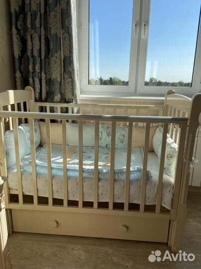 Детская кроватка с маятником и ящиком