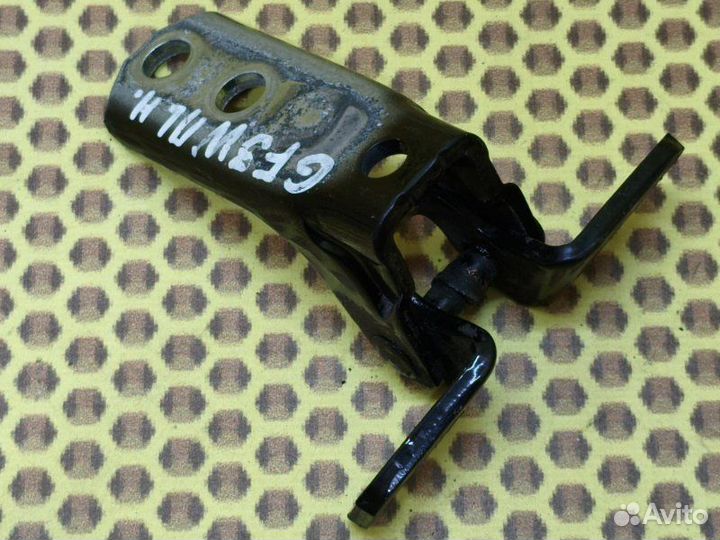 Петля двери передняя нижняя левая Mitsubishi