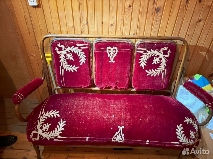 Антикварный диван