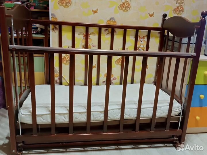 Детская кроватка с маятником и ящиком