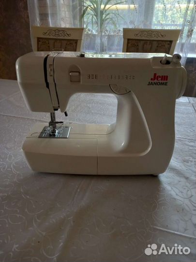 Швейная машина Janome
