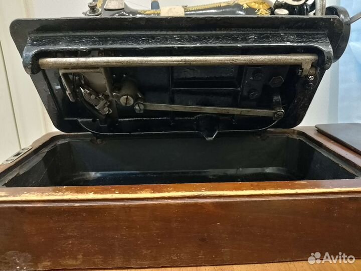 Старинная швейная машинка ручная