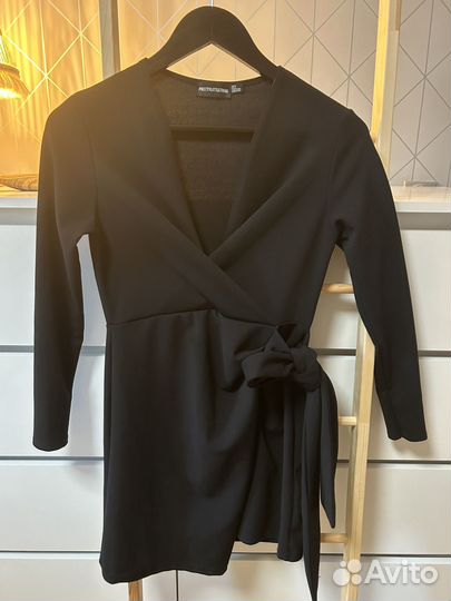 Платье короткое на запах prettylittlething