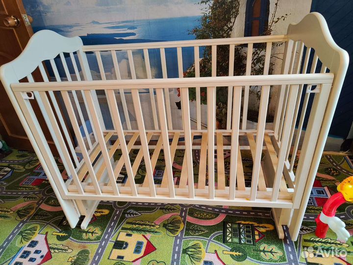 Детская кроватка с маятником