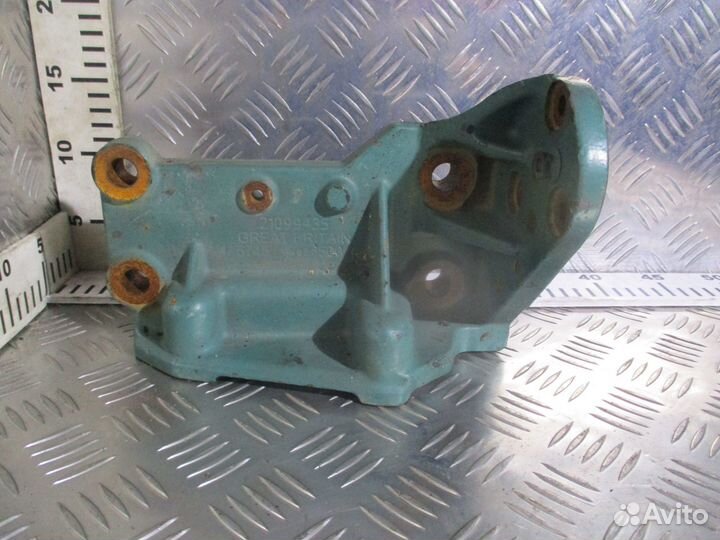 Кронштейн ролика натяжителя Volvo 21099435