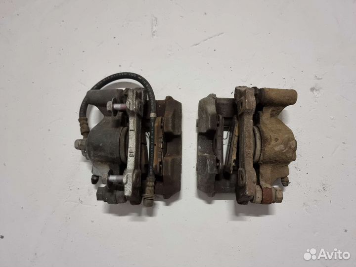 Lexus GS300 суппорта задние правый левый