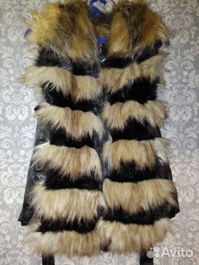 Жилет из иск меха(под лису)с кожей на молнии с поя