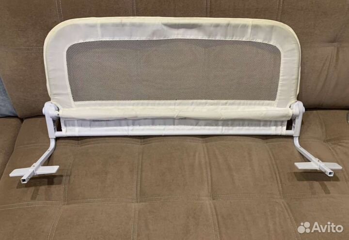 Защитный бортик на детскую кроватку