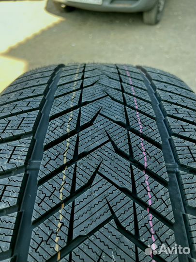 Sonix WinterXPro 999 275/40 R22 и 315/35 R22 108U