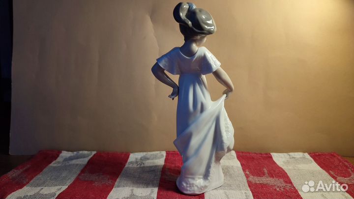 Фарфоровая статуэтка NAO by Lladro