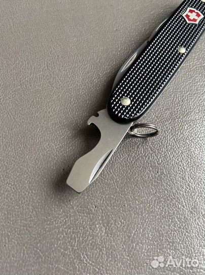 Victorinox Pioneer Alox (красный щит)