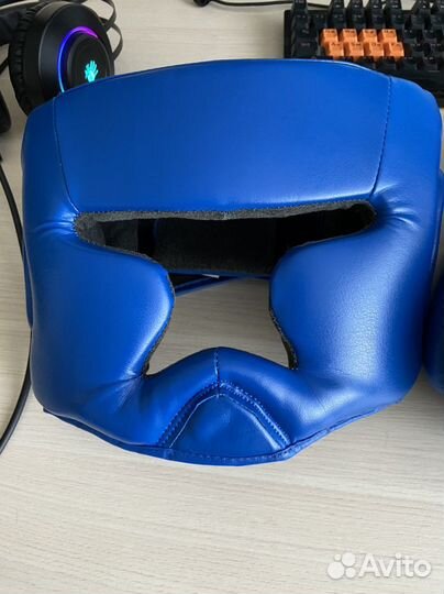 Боксерские перчатки и шлем