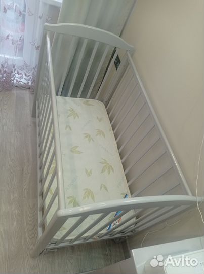 Детская кроватка с продольным маятником