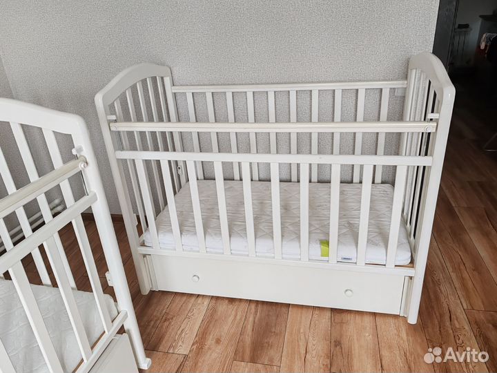 Детская кроватка с поперечным маятником
