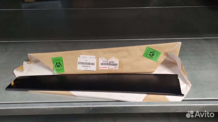 Накладка стойки двери Toyota Land Cruiser