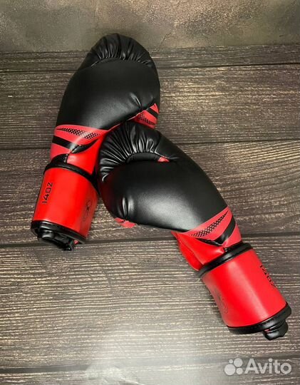 Боксерские перчатки Venum